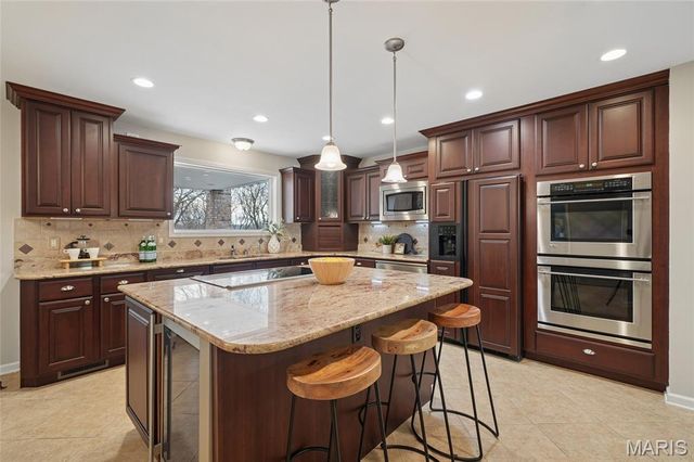 12856 Pointe Drive, Sunset Hills, MO 63127