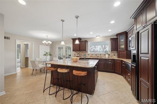 12856 Pointe Drive, Sunset Hills, MO 63127