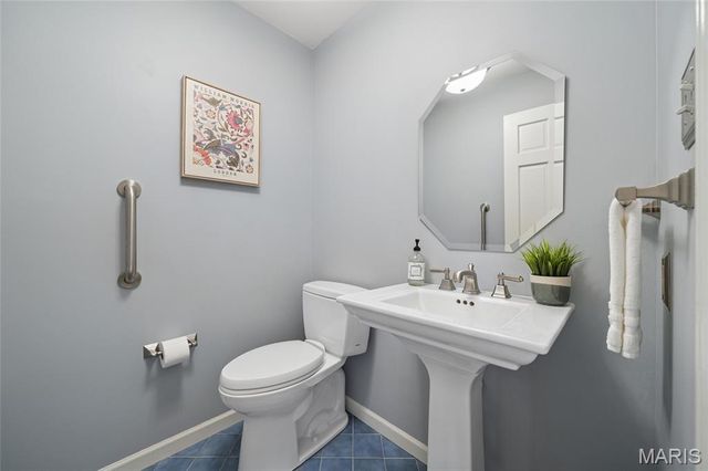 12856 Pointe Drive, Sunset Hills, MO 63127