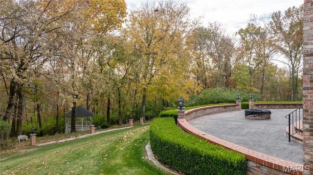 12856 Pointe Drive, Sunset Hills, MO 63127