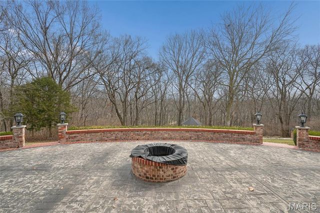 12856 Pointe Drive, Sunset Hills, MO 63127