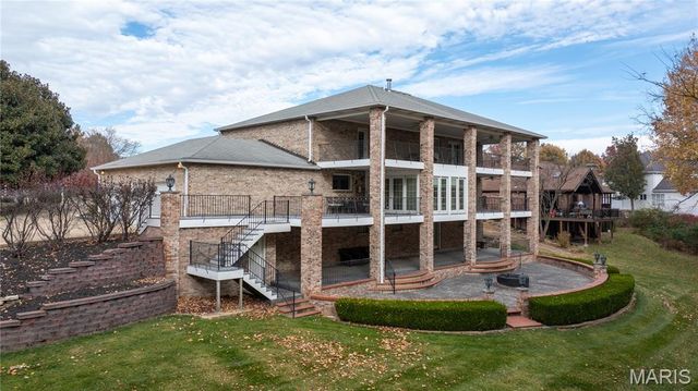 12856 Pointe Drive, Sunset Hills, MO 63127