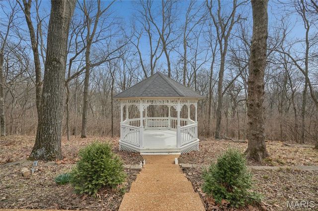 12856 Pointe Drive, Sunset Hills, MO 63127