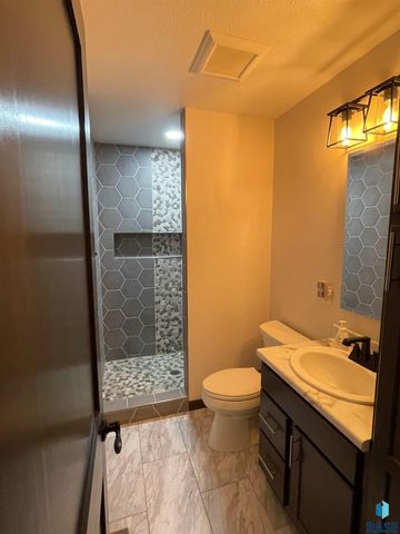 4013 Home Plate Ave, Sioux Falls, SD 57110