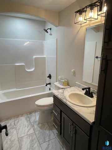 4013 Home Plate Ave, Sioux Falls, SD 57110
