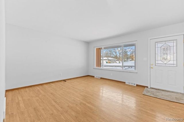 566 Eastridge Drive, Ortonville, MI 48462