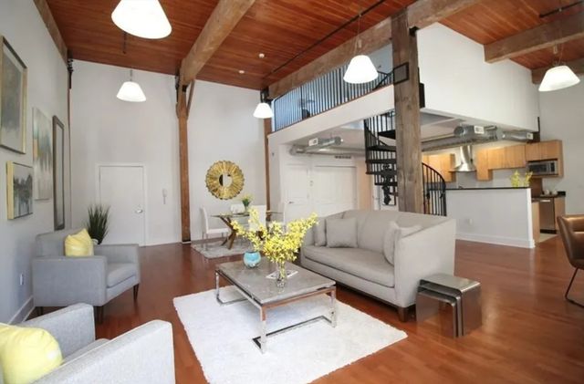 4 Powder Mill Sq 106, Andover, MA 01810