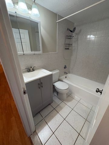 10 Longwood Dr 5, Andover, MA 01810