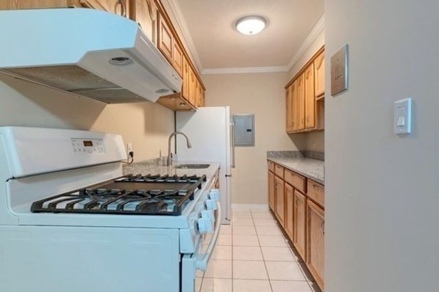 10 Longwood Dr 5, Andover, MA 01810