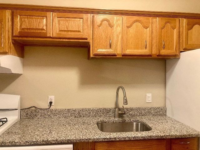 10 Longwood Dr 5, Andover, MA 01810