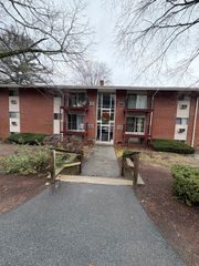 10 Longwood Dr 5, Andover, MA 01810