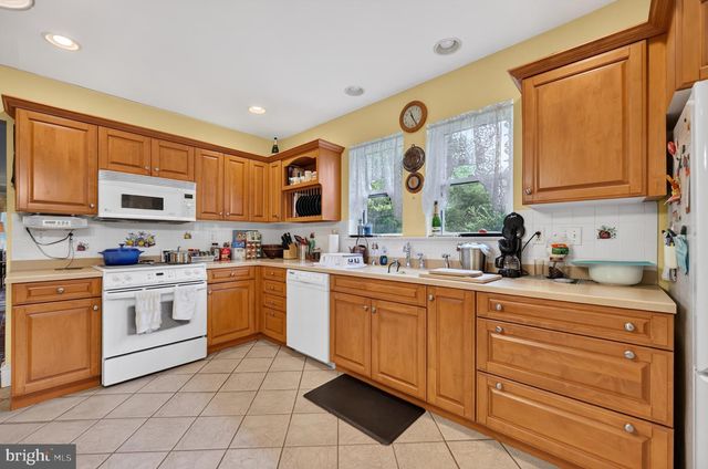 370 W CLAYTON AVE, Clayton, NJ 08312