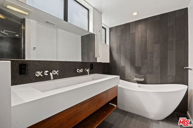 2409 Strongs Drive, Los Angeles, CA 90291