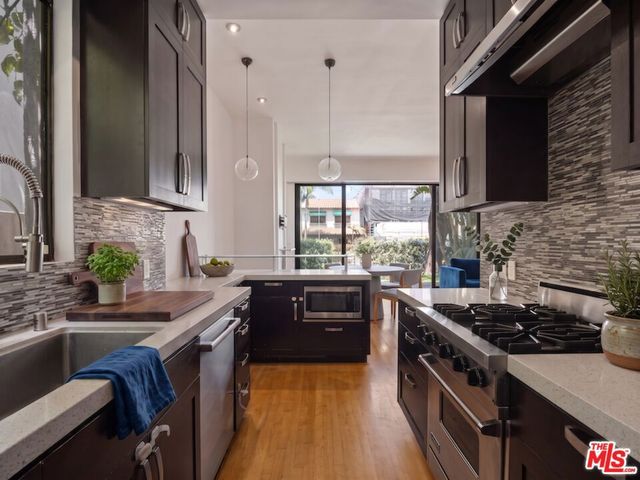 2409 Strongs Drive, Los Angeles, CA 90291