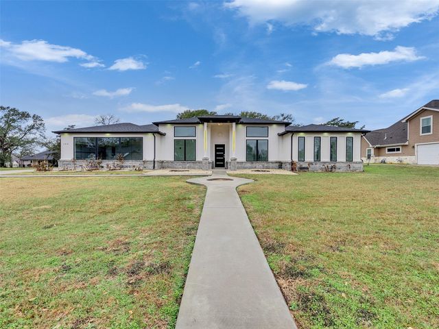 145 Birdie Drive, Hempstead, TX 77445