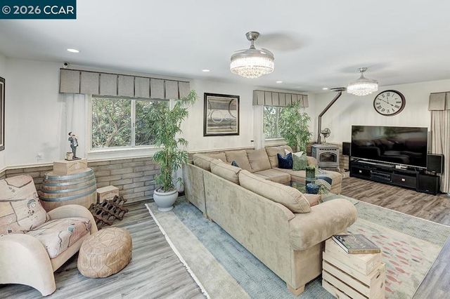 645 645 Keith Ct, Walnut Creek, CA 94597