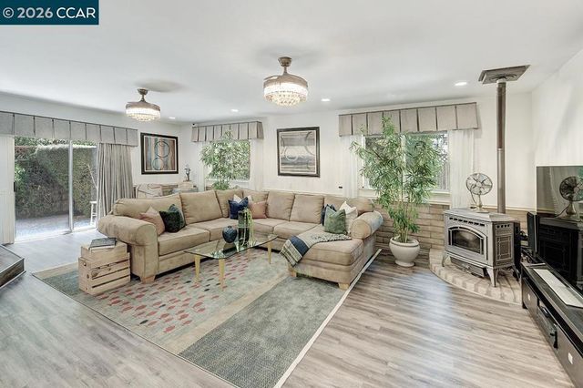 645 645 Keith Ct, Walnut Creek, CA 94597