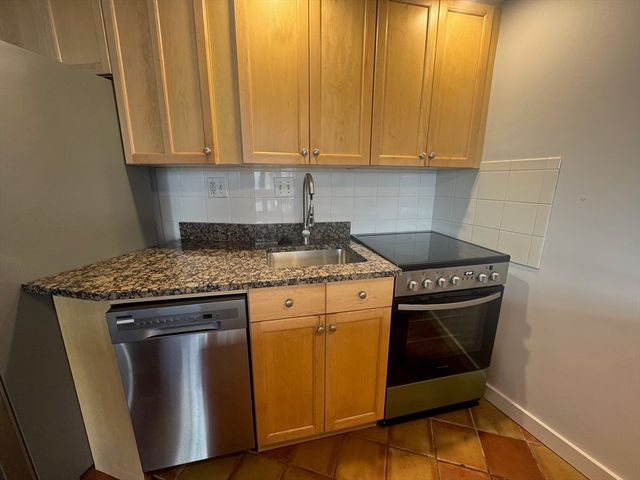 516 Green St 1D, Cambridge, MA 02139