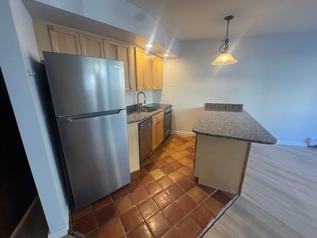 516 Green St 1D, Cambridge, MA 02139