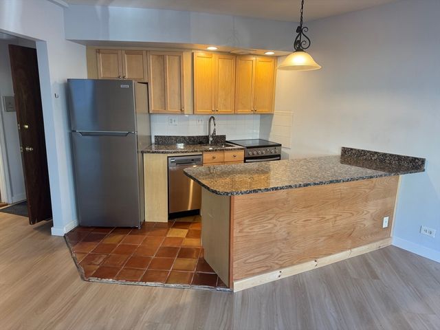 516 Green St 1D, Cambridge, MA 02139