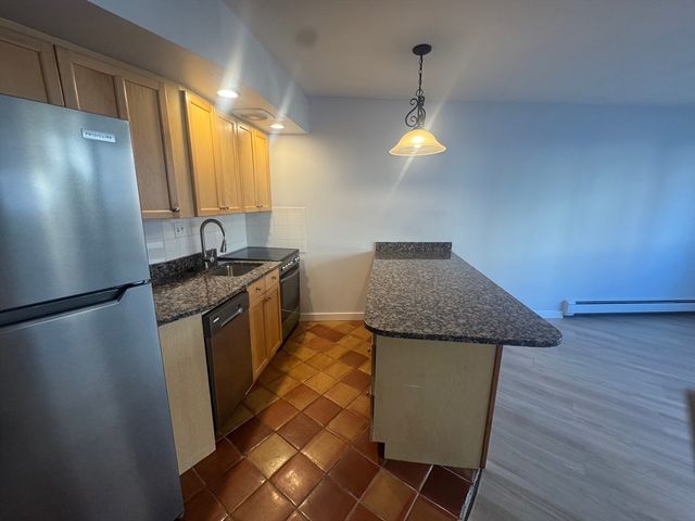 516 Green St 1D, Cambridge, MA 02139