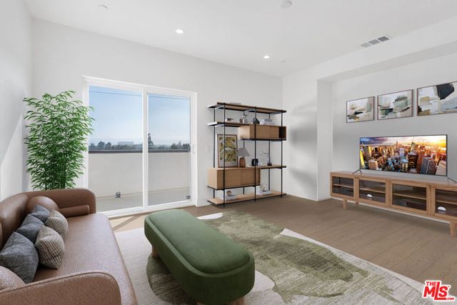 11210 W Lyon Lane 16, North Hollywood, CA 91606