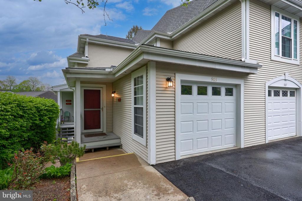 903 COUNTRY PLACE DR, Lancaster, PA 17601