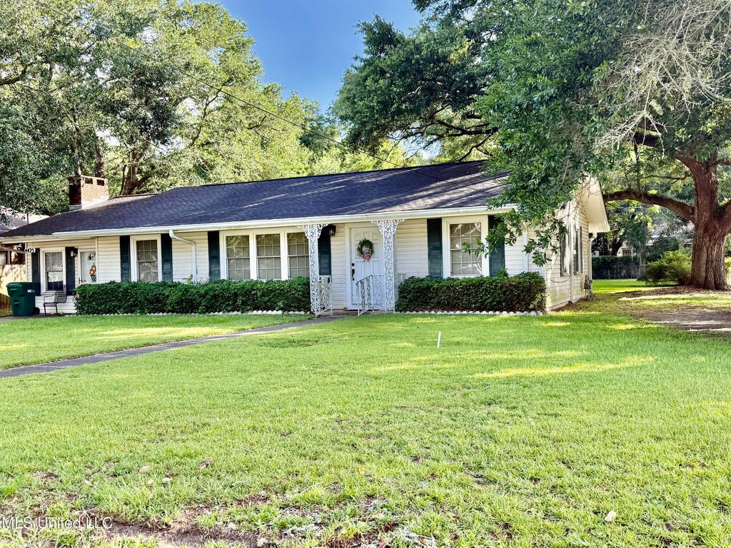 4425 Oak Avenue, Moss Point, MS 39563