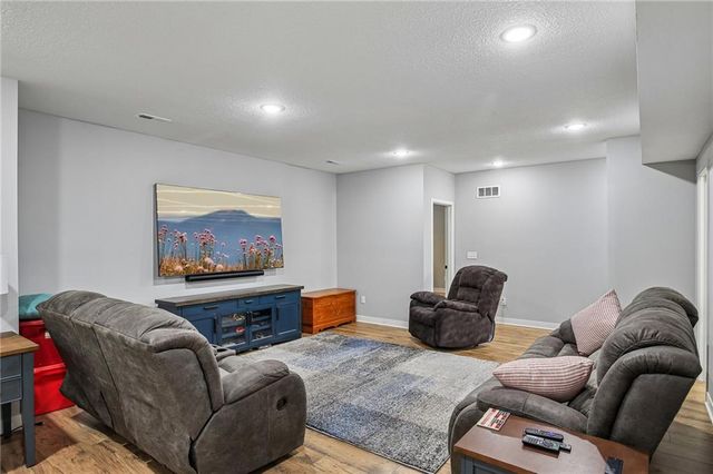4391 Aspen Drive, Basehor, KS 66007