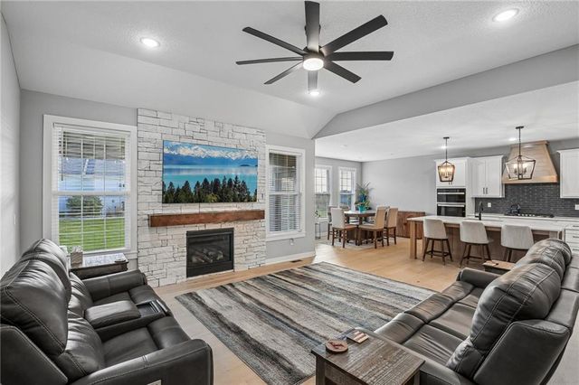 4391 Aspen Drive, Basehor, KS 66007