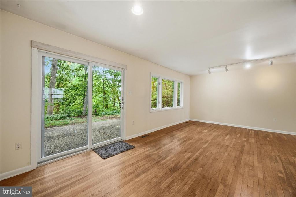 Image 9 of property listing at 1402 CATLYN PL, Annapolis, MD 21401