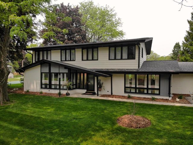 8100 W Holmes AVENUE, Greenfield, WI 53220