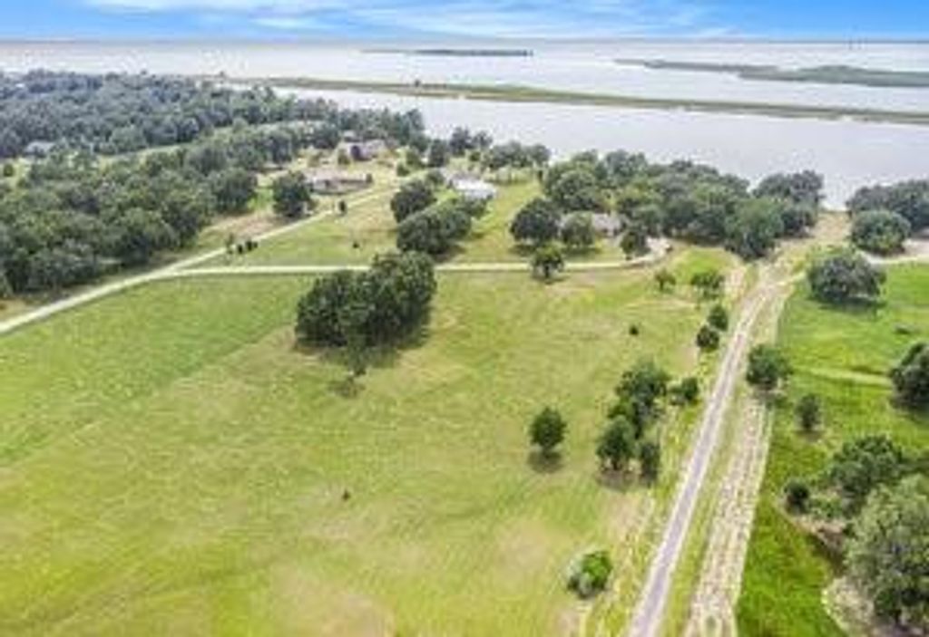 3332 S Main, Anahuac, TX 77514