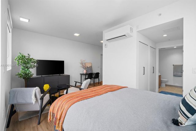 650 SW 1st St 405, Miami, FL 33130