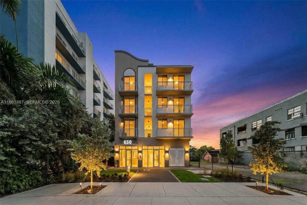 650 SW 1st St 405, Miami, FL 33130