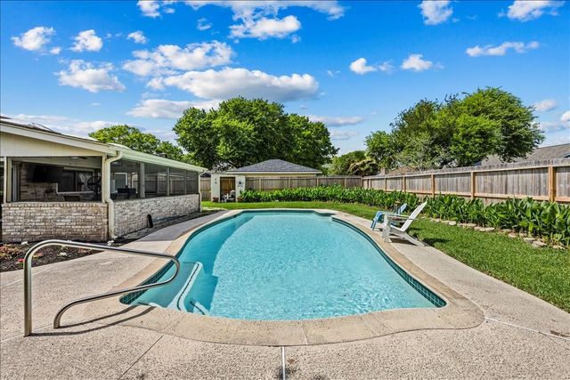 404 Inwood Drive, Friendswood, TX 77546