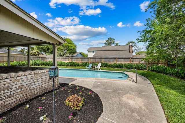 404 Inwood Drive, Friendswood, TX 77546