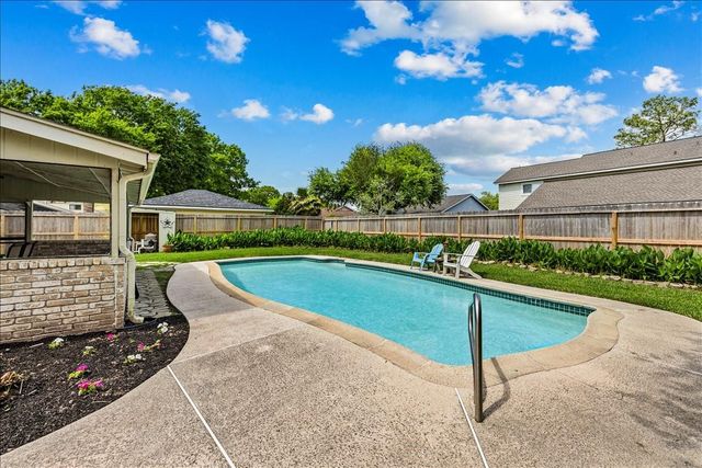 404 Inwood Drive, Friendswood, TX 77546