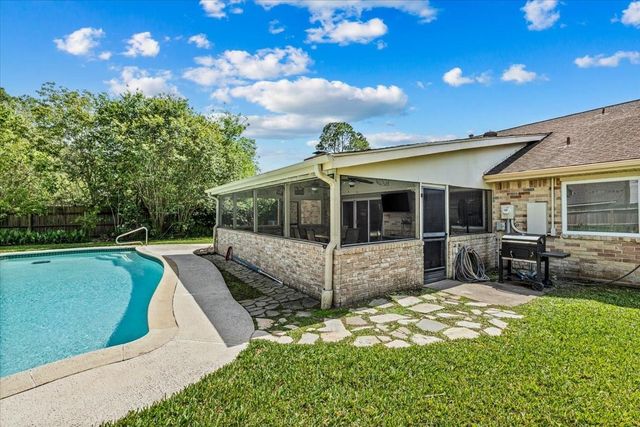 404 Inwood Drive, Friendswood, TX 77546