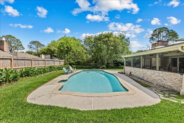 404 Inwood Drive, Friendswood, TX 77546