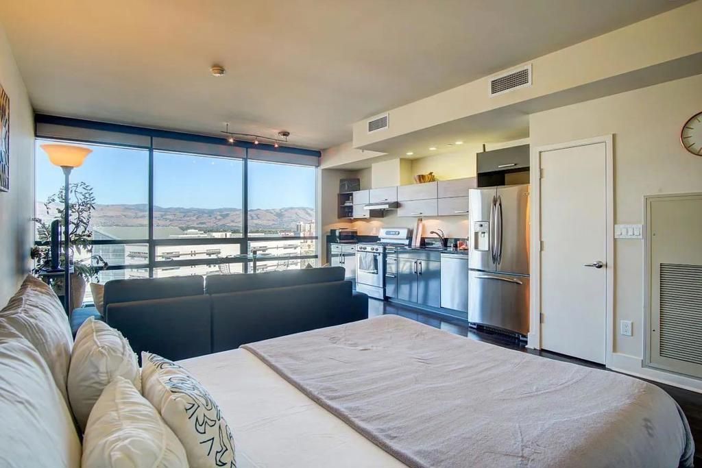 Image 10 of property listing at 88 E San Fernando Street 1406, San Jose, CA 95113
