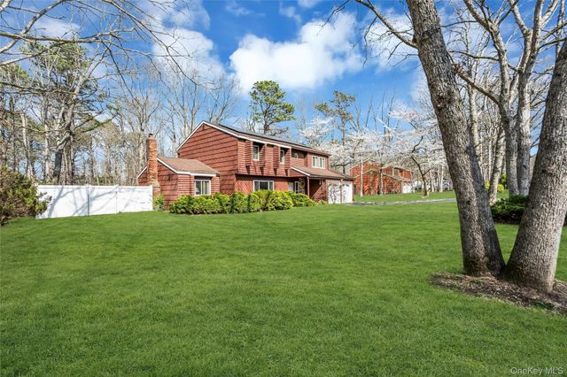 7 Hastings Drive, Ridge, NY 11961