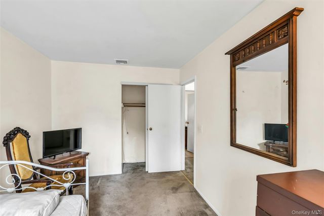 7 Hastings Drive, Ridge, NY 11961