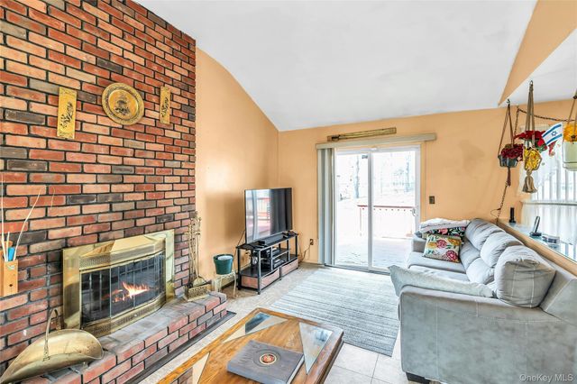 7 Hastings Drive, Ridge, NY 11961