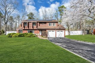 7 Hastings Drive, Ridge, NY 11961