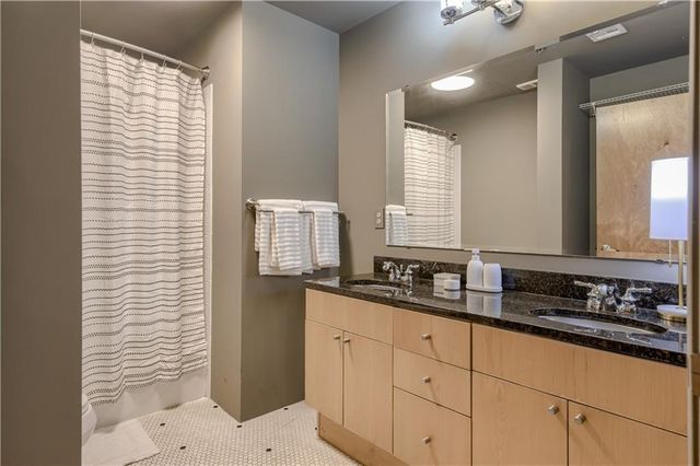 360 W Pershing Road 250, Kansas City, MO 64108