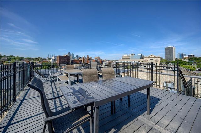 360 W Pershing Road 250, Kansas City, MO 64108