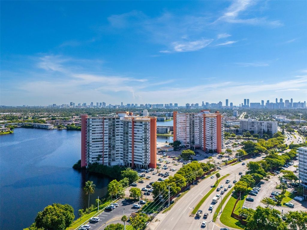 1301 NE Miami Gardens Dr 1523W, Miami, FL 33179