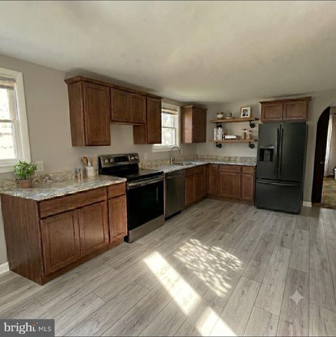 21 PERKIOMEN AVE, Spring Mount, PA 19478