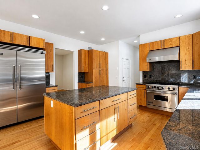 61 B Shore Road, Mount Sinai, NY 11766